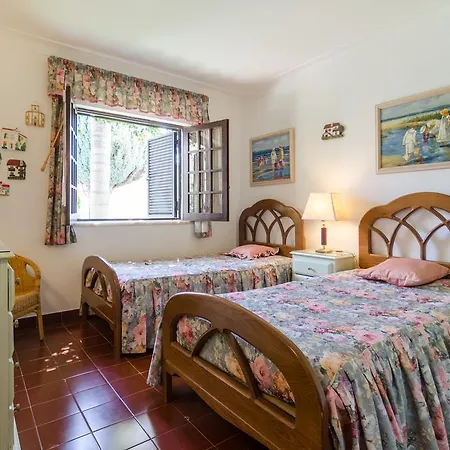 Spacious Villa For 10 With Private Pool Near Albufeira 알부페이라