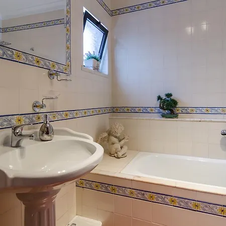 Spacious Villa For 10 With Private Pool Near Albufeira