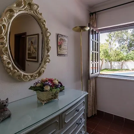 Spacious Villa For 10 With Private Pool Near Albufeira 알부페이라